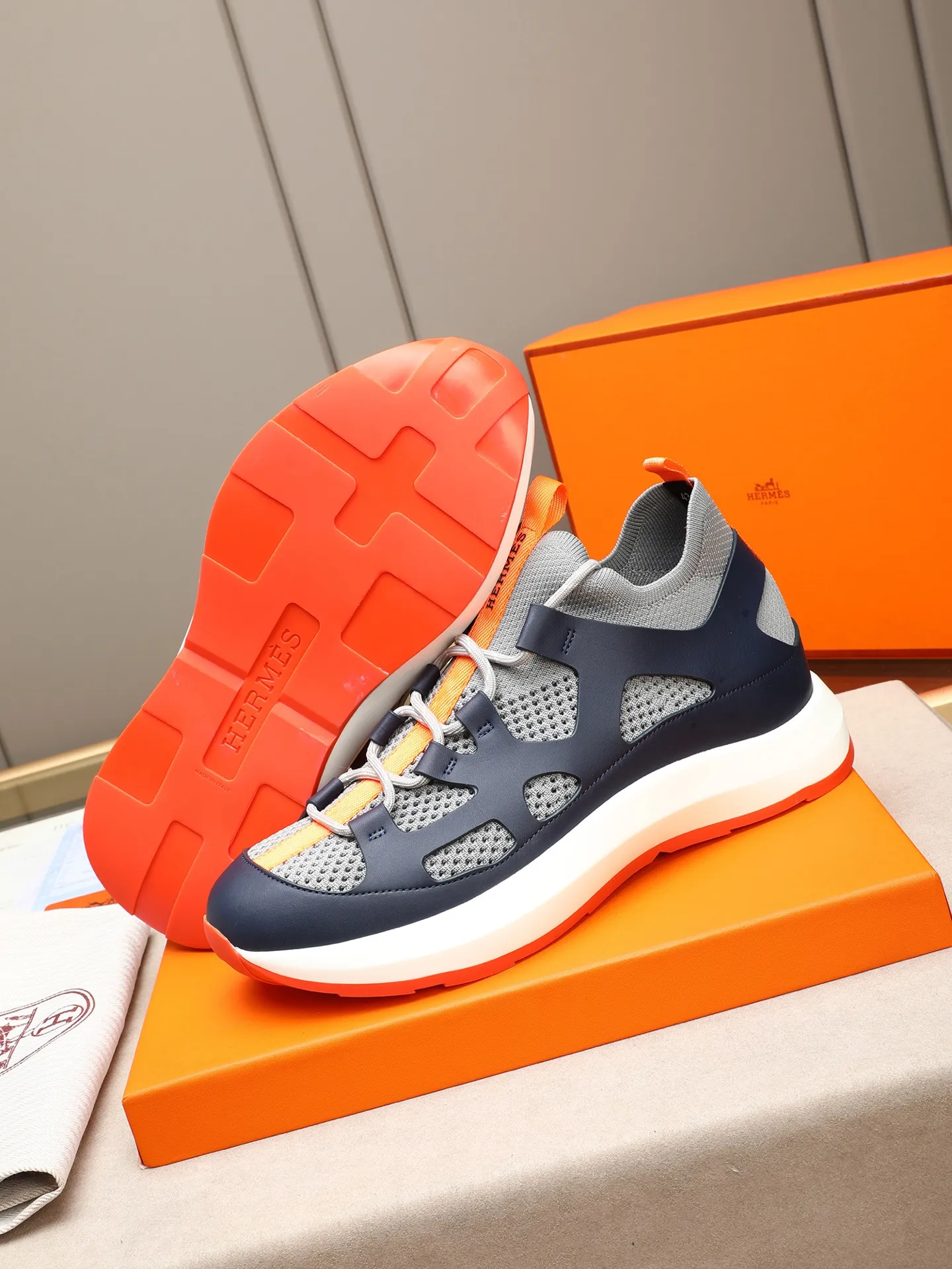 Men's shoes💰580 HERMES/Hermès men's rest sneakers! -High-end quality original casual sports shoes -Upper: high nappa calfskin, forging technology, knitted fabric, shoe brand webbing, injection molded brand logo -Inner: foot pad; water-dyed cowhide -Outsole: ultra-light TPU·rubber; two-color molded outsole -Ultra-high quality control·fine workmanship: highlighted (high-end·luxury·grade) Size: 38-39-40-41-42-43-44 (45 can be customized)